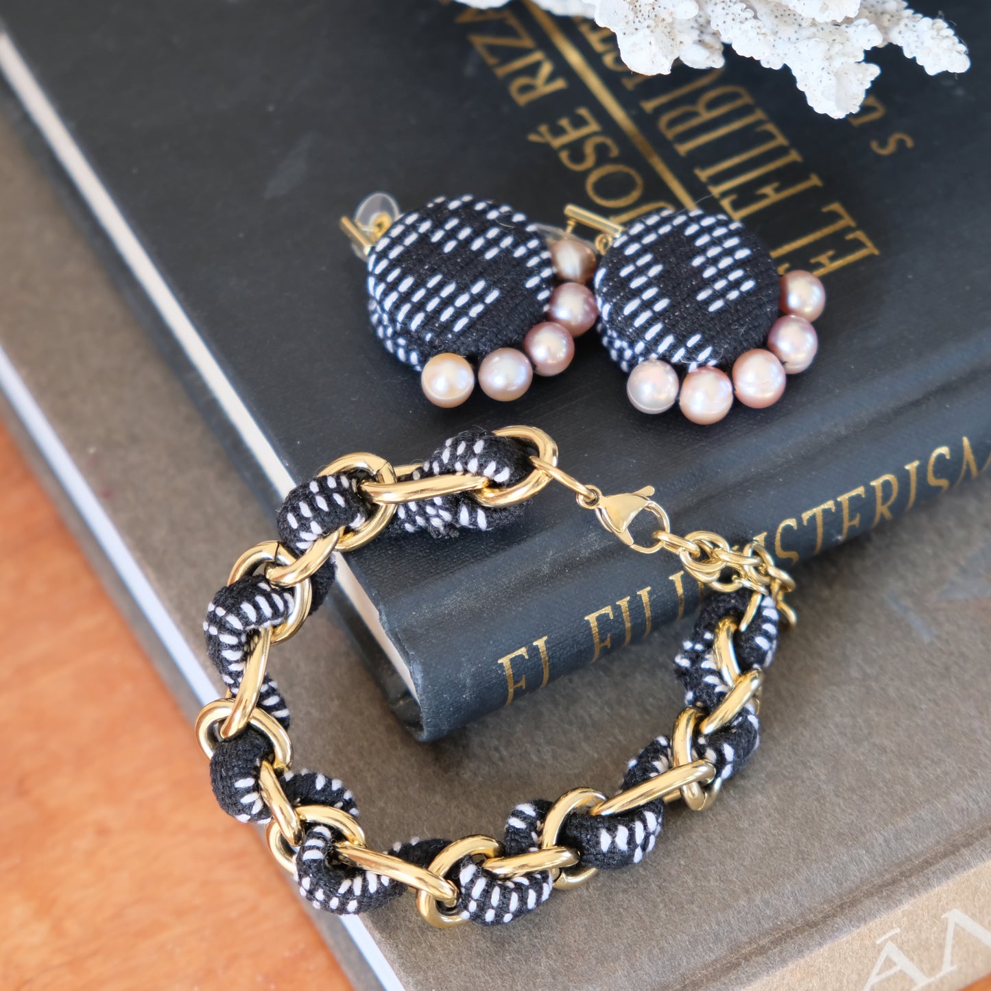 CIRCULO MARIKIT EARRINGS IN BLACK YAKAN