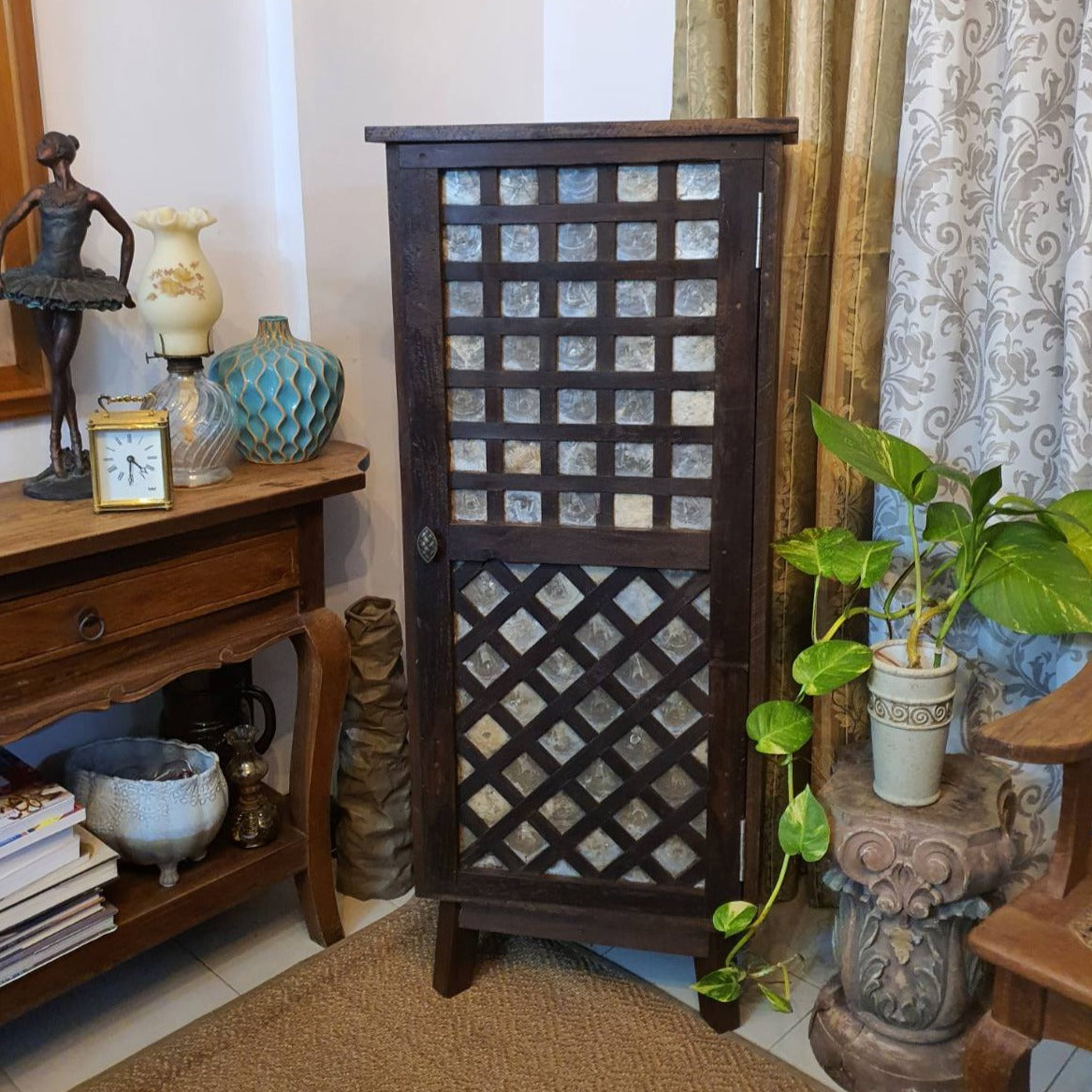 SINGLE DOOR CAPIZ CABINET