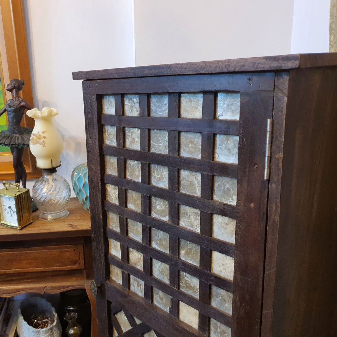 SINGLE DOOR CAPIZ CABINET